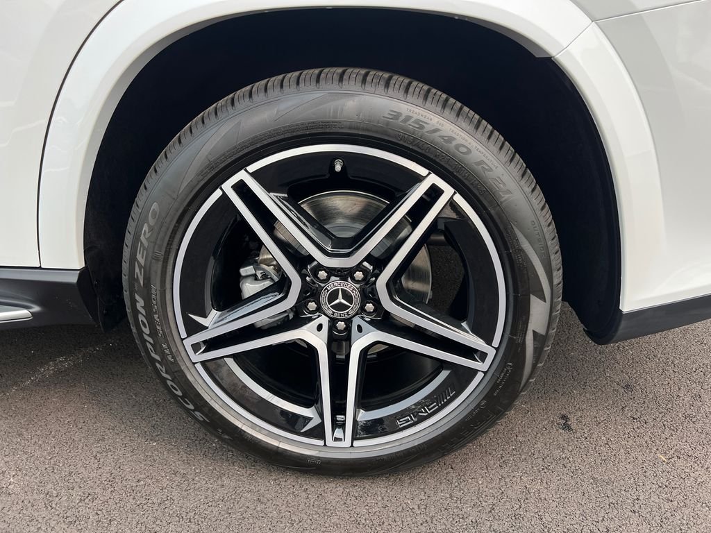 New 2026 MANUFAKTUR Moonlight White Metallic Mercedes-Benz GLS 450 image 36