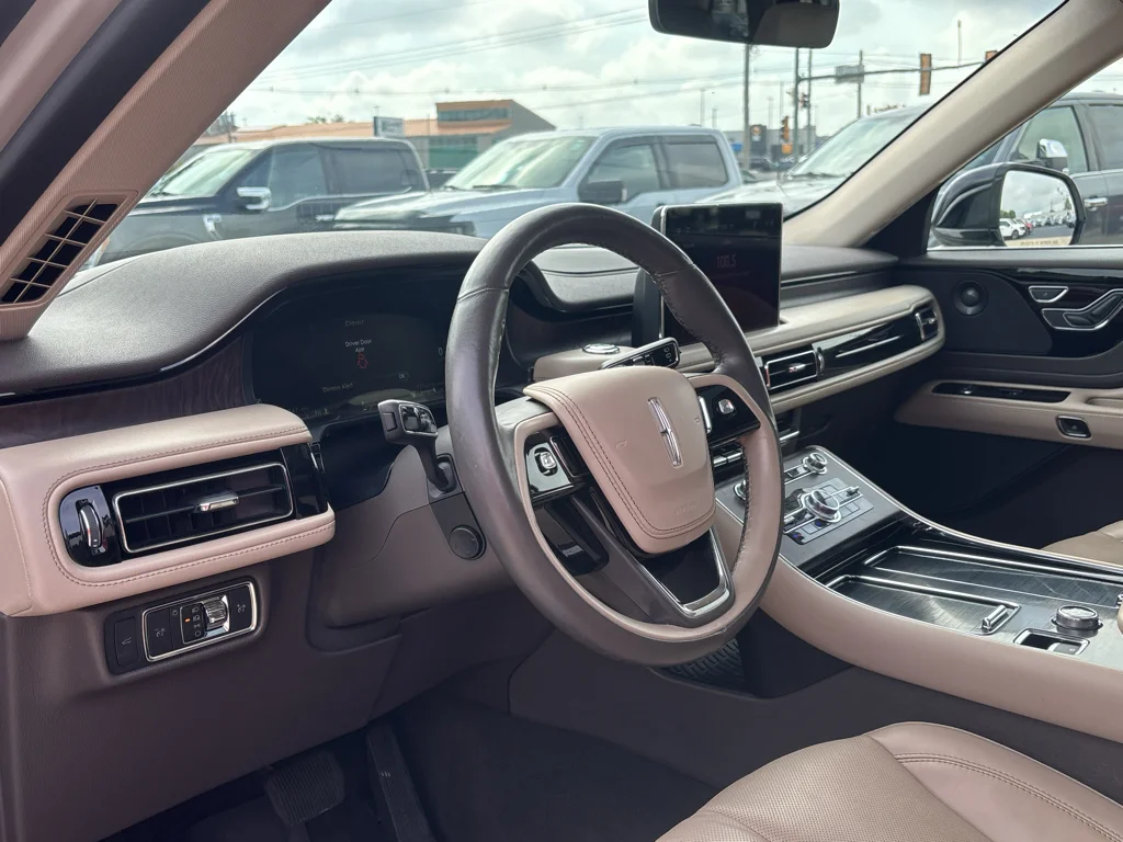 Used 2022 Ceramic Pearl Metallic Lincoln Reserve image 11