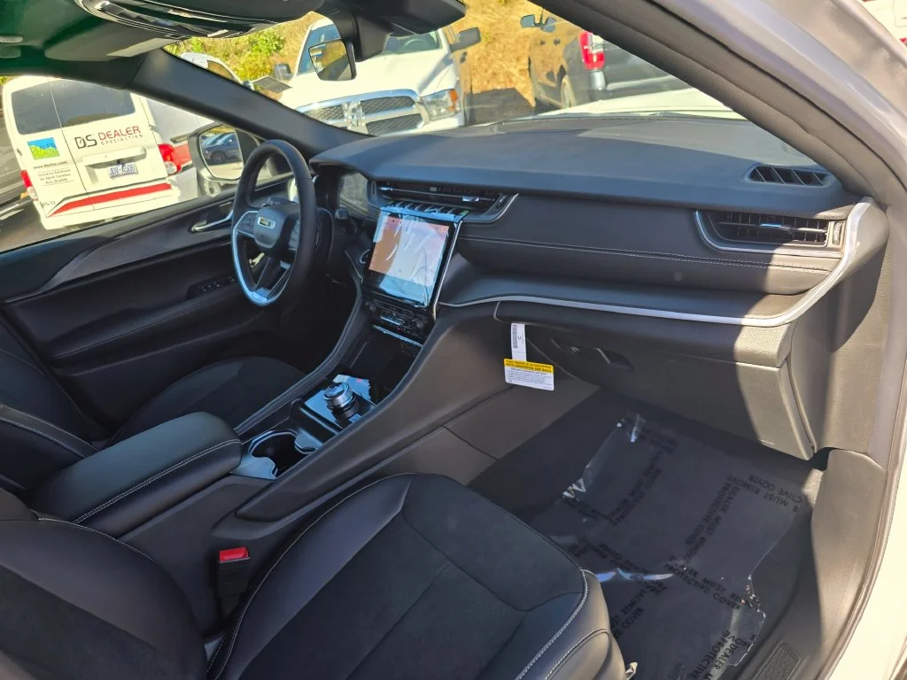 New 2027 White/off-white Jeep Laredo X image 28