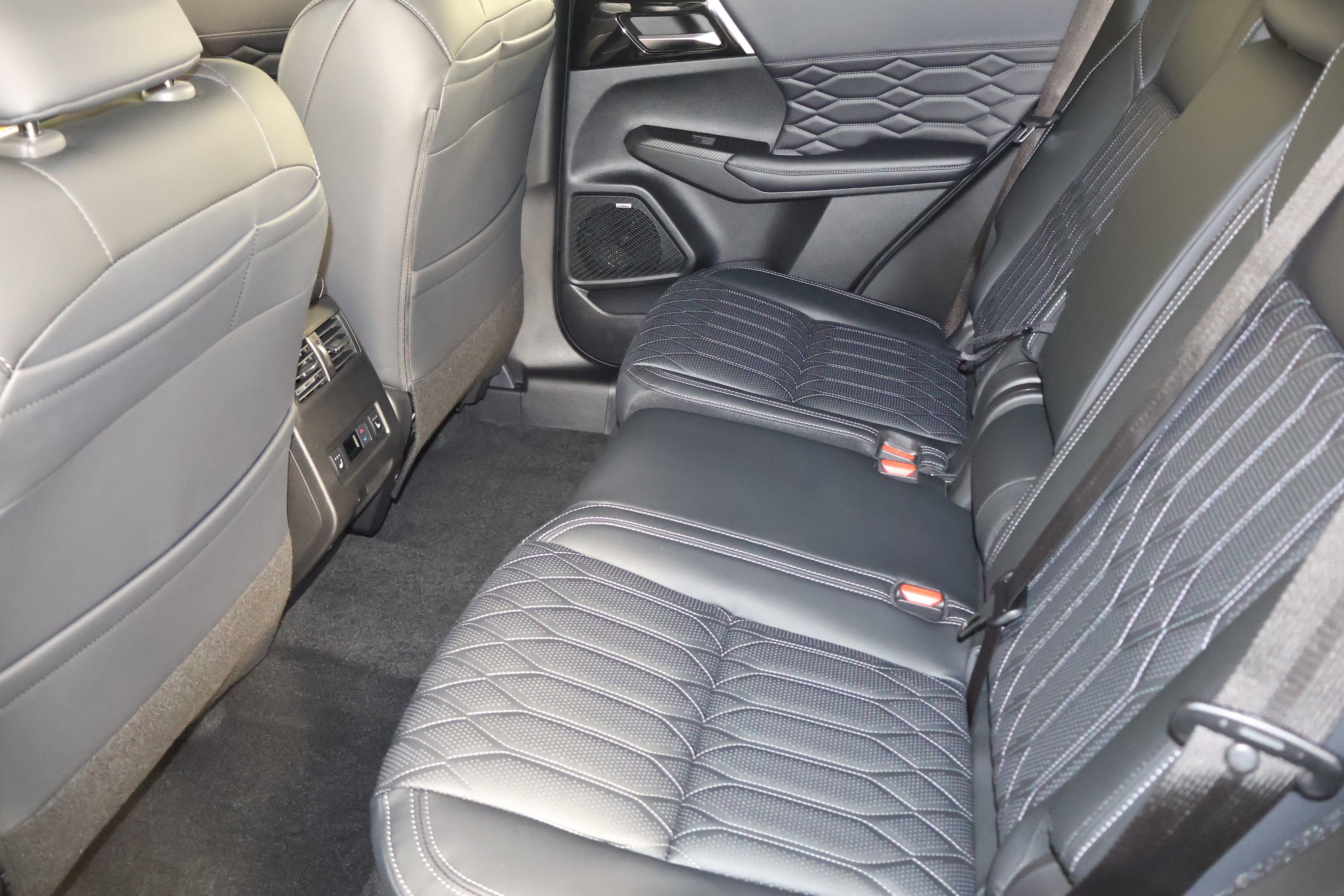2026 Mitsubishi Outlander SEL - Photo 15