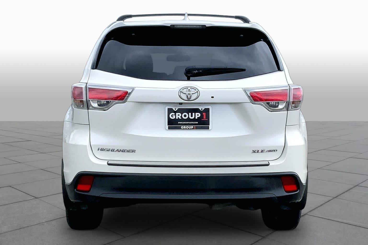 Used 2016 Blizzard Pearl Toyota XLE image 5