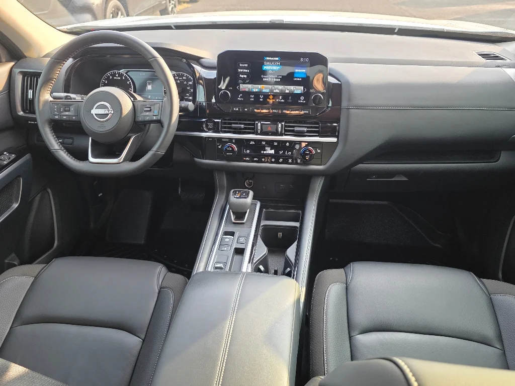 Used 2025 White Nissan SL image 3