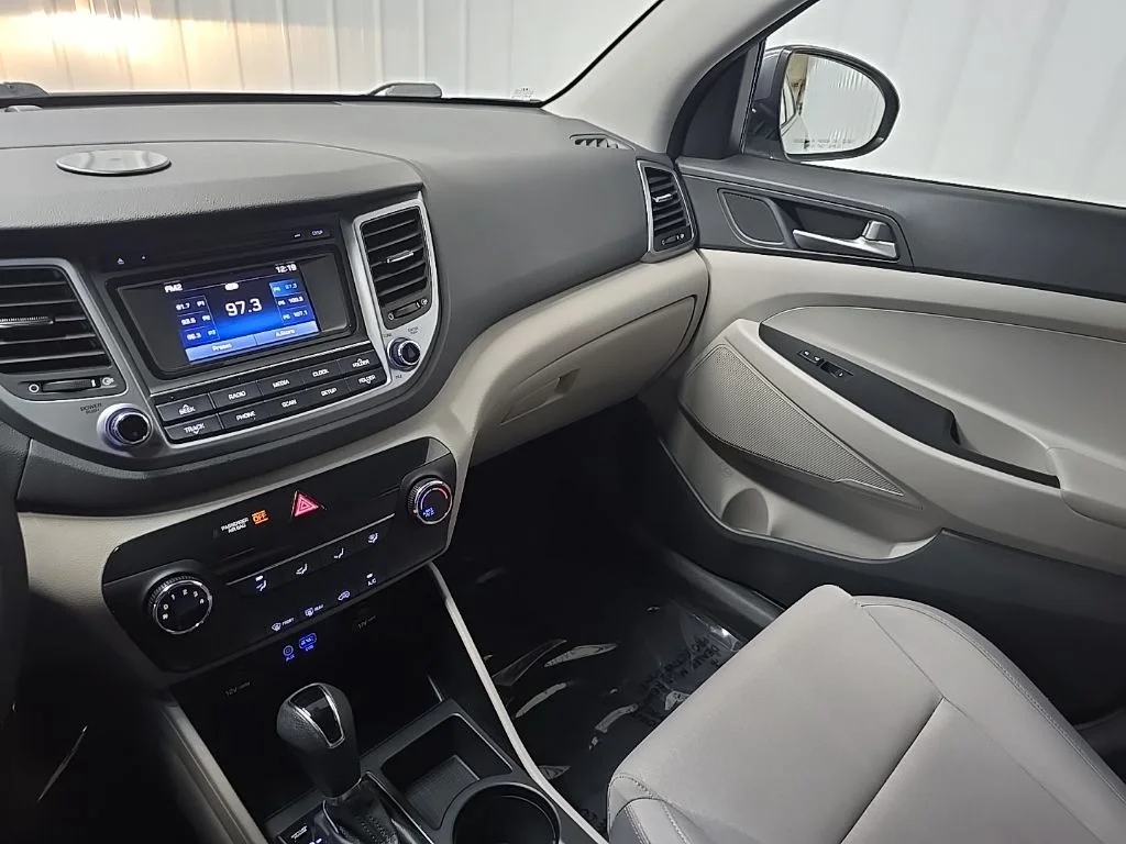 Used 2018 Gray Hyundai SE image 25