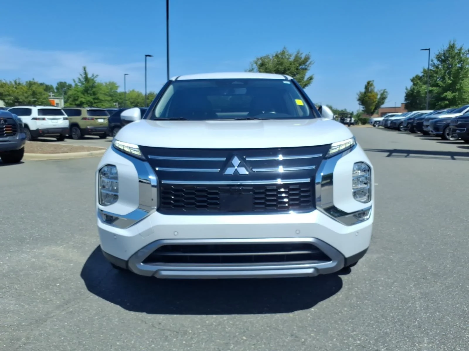 Used 2025  Mitsubishi SE image 13