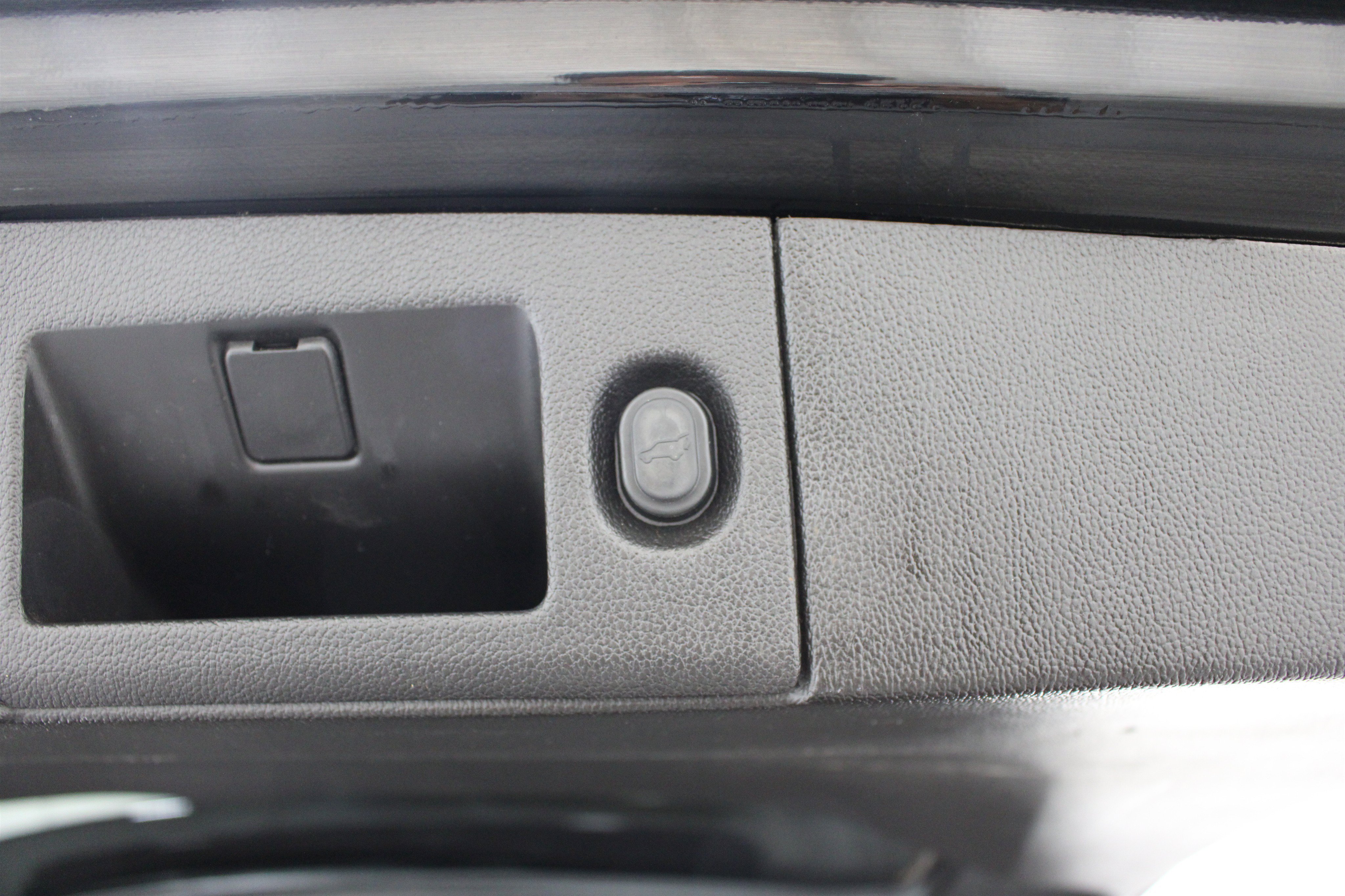 Used 2018 Onyx Black GMC Denali image 27