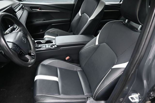 Used 2025  Toyota SE image 19