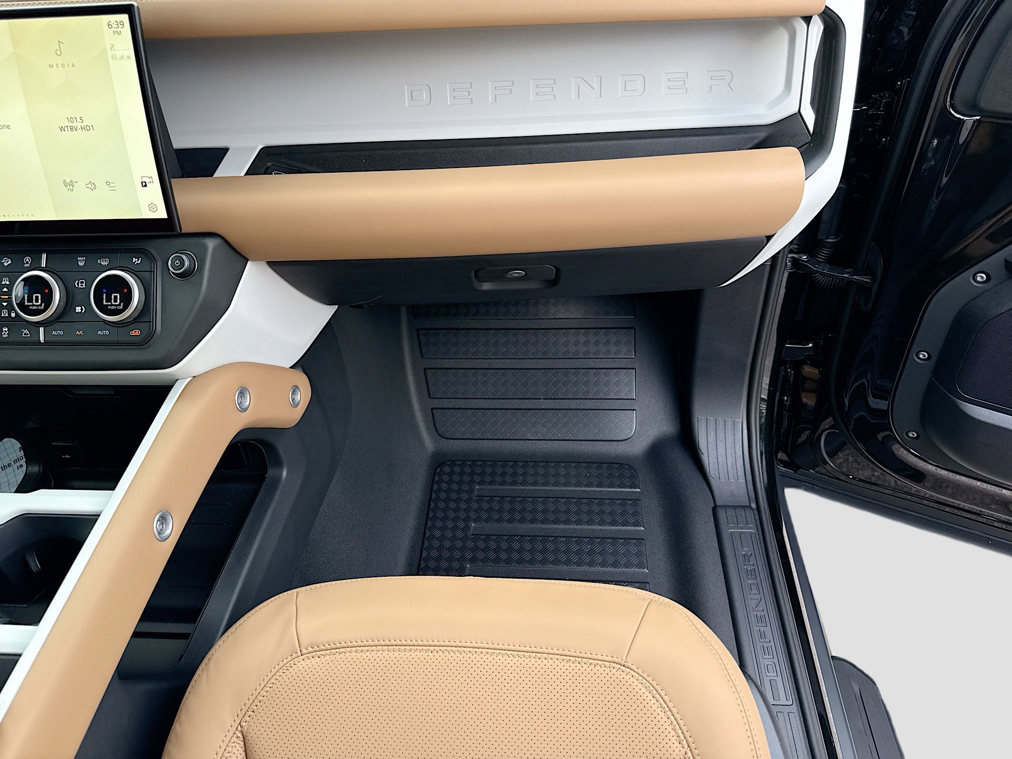 New 2026 Santorini Black Land Rover S image 18