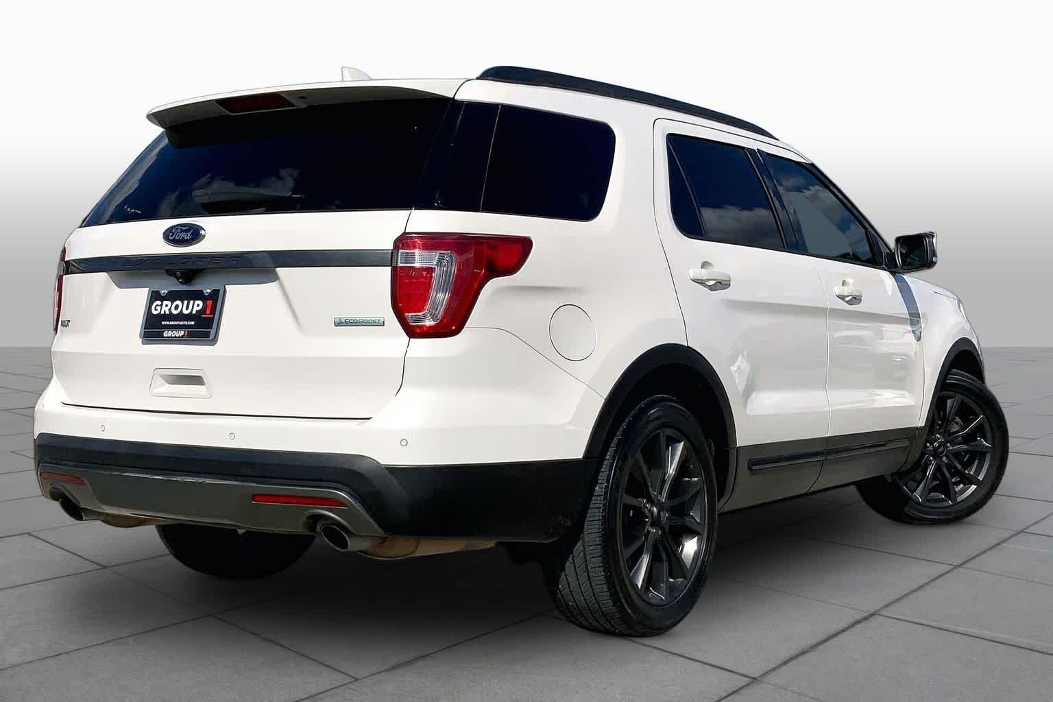 Used 2017 White Platinum Metallic Tri-Coat Ford XLT image 13