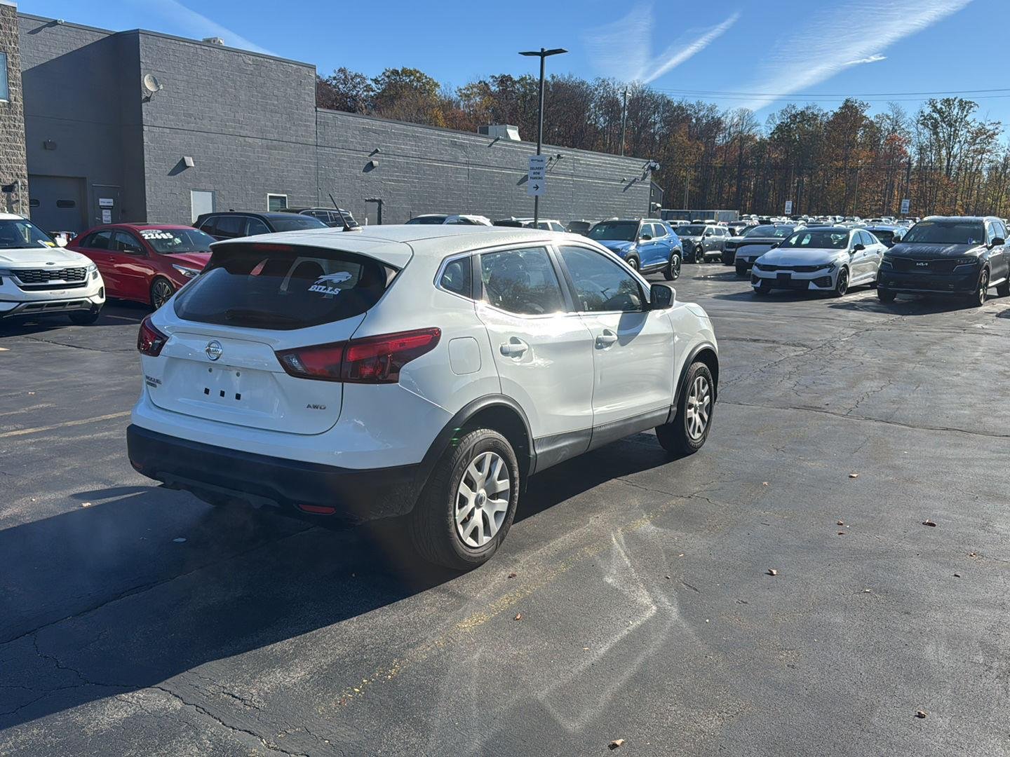 Used 2019 Glacier White Nissan S image 9