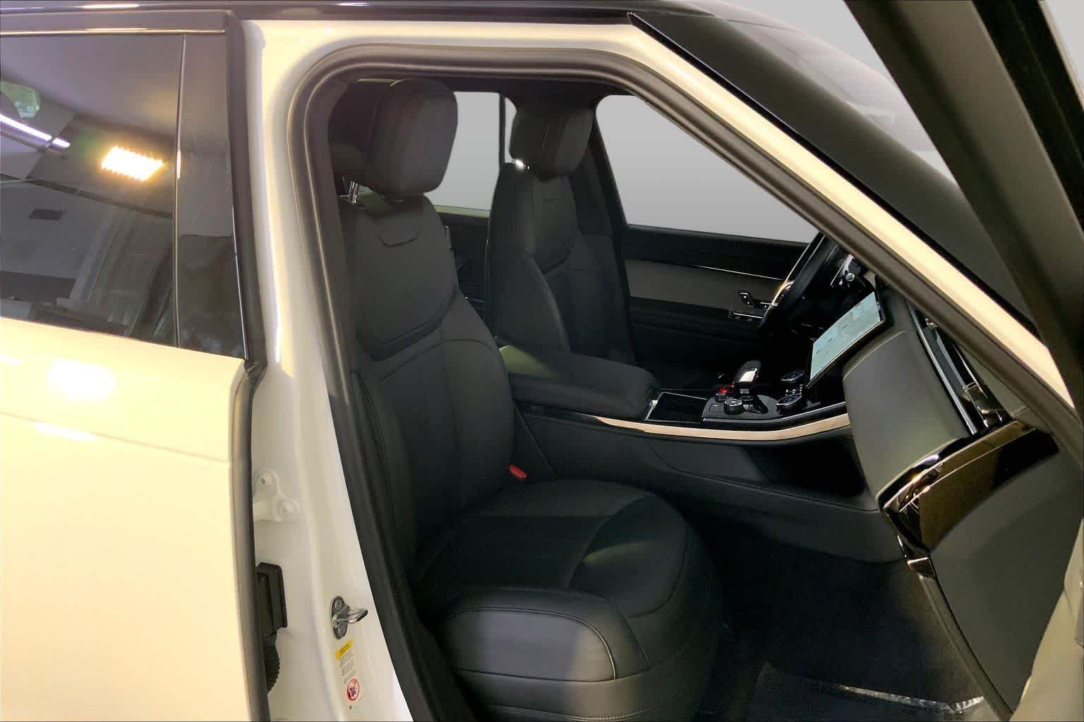 Used 2023 Fuji White Land Rover SE image 8