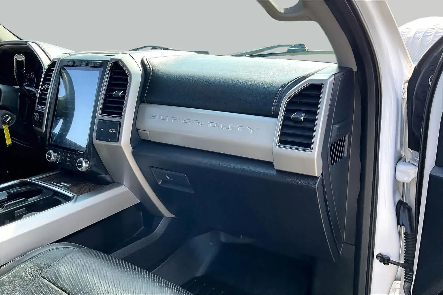 Used 2018 White Platinum Metallic Tri-Coat Ford LARIAT image 17