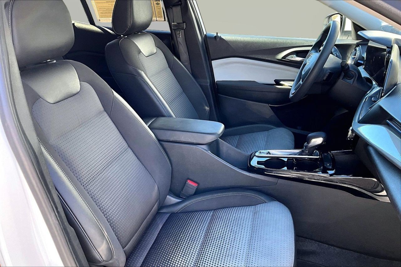 Used 2025 White Chevrolet LT image 21