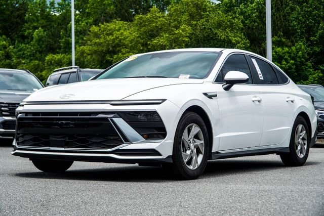 Certified Used 2025 White Hyundai SE image 8