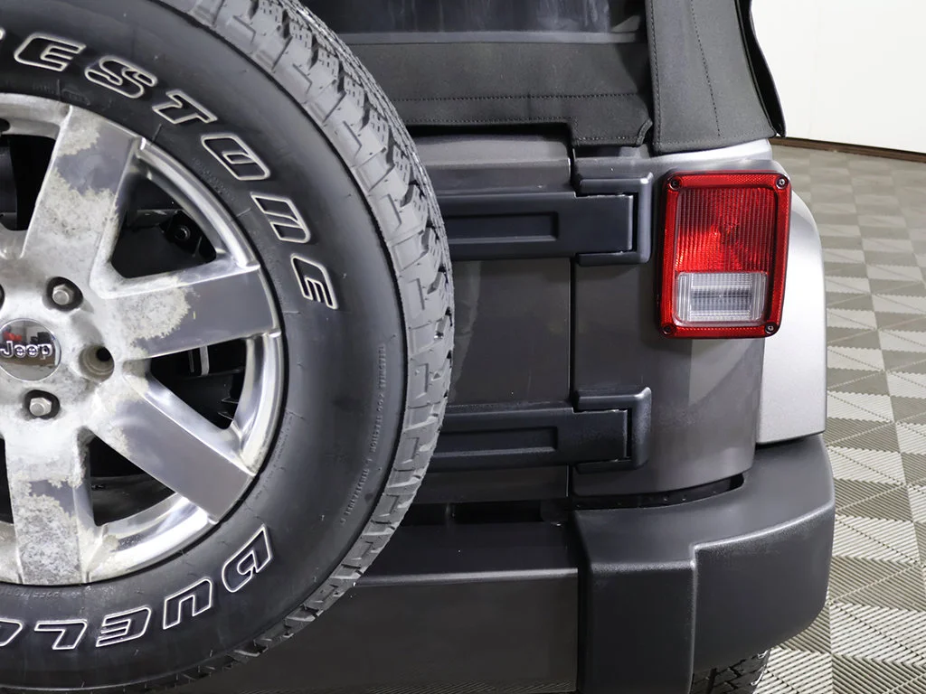 Used 2018 Crystal Metallic Jeep Unlimited Sahara image 11