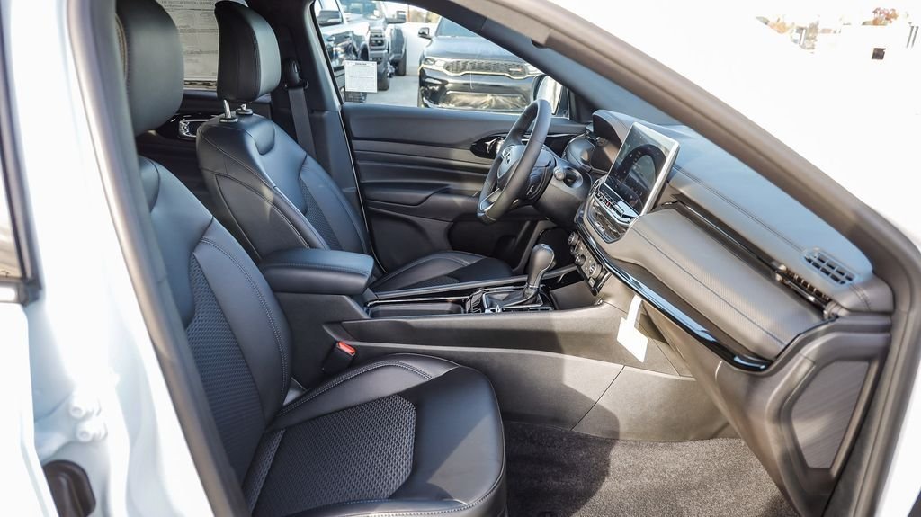 New 2026 Bright White Clearcoat Jeep Latitude image 17