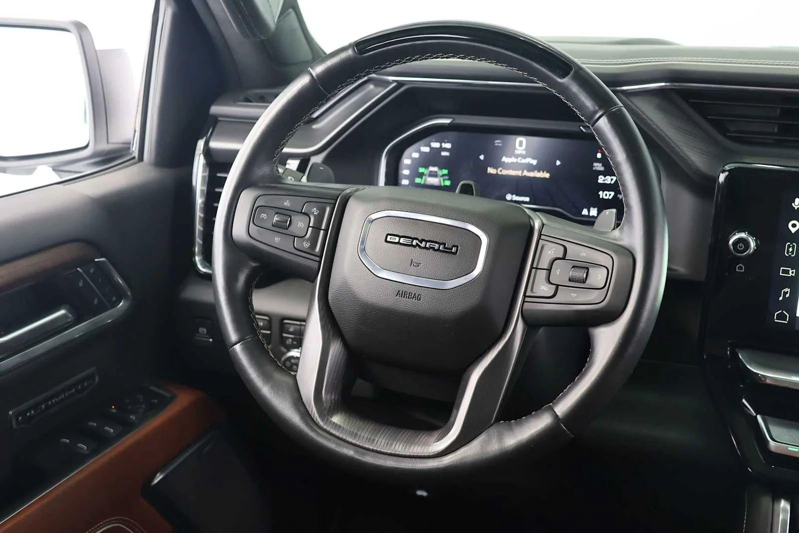 Used 2024 White Frost Tricoat GMC Denali Ultimate image 26
