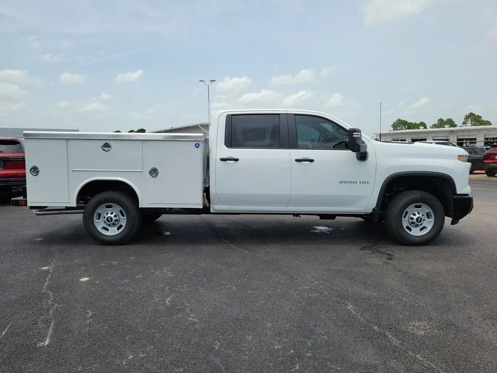 New 2026 Summit White Chevrolet WT image 10