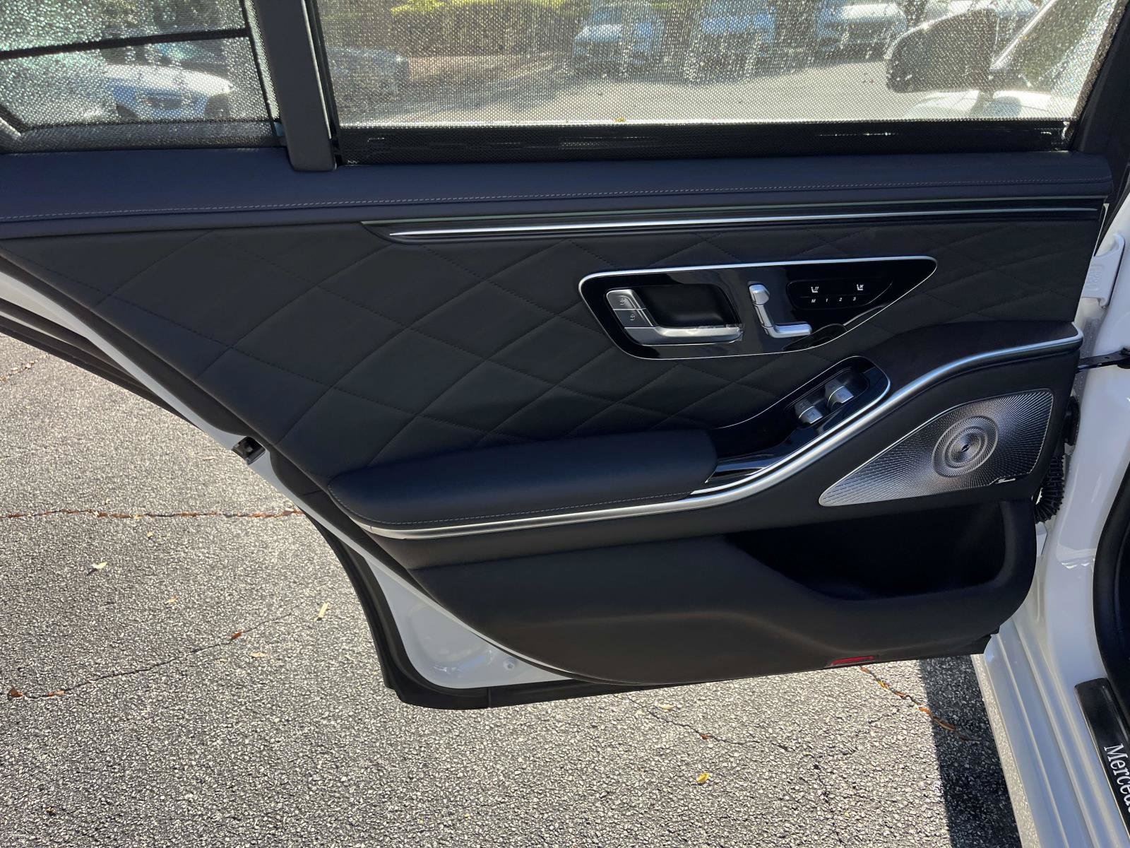 New 2027 MANUFAKTUR Moonlight White Metallic Mercedes-Benz S 580 4MATIC® Sedan image 37