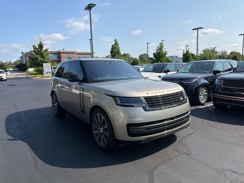 Used 2023 Gold Land Rover SE image 7