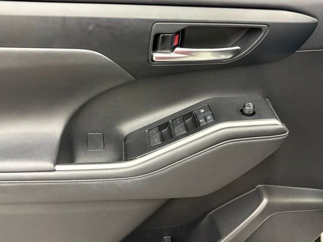 Used 2020 White Toyota XLE image 16