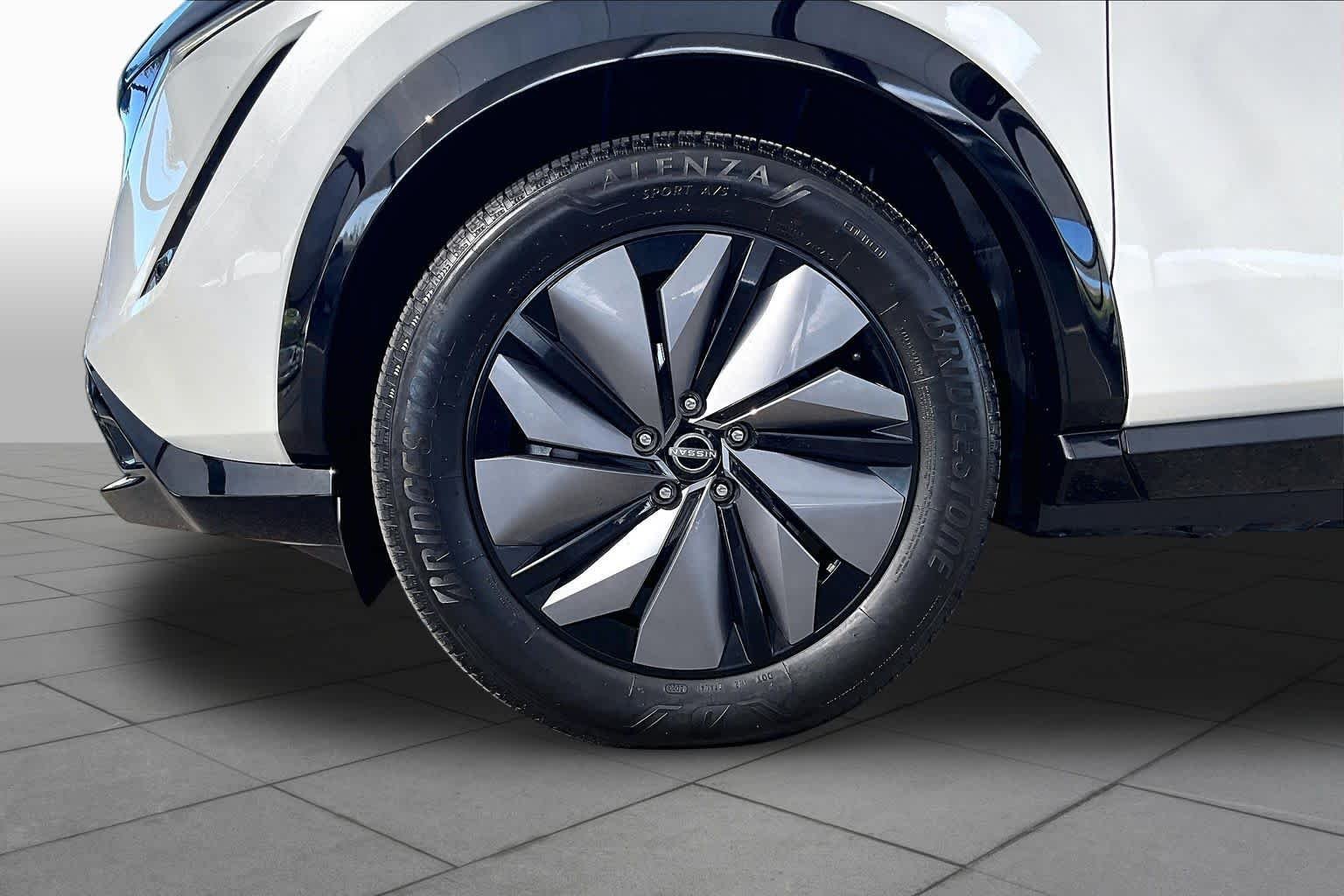 Used 2023 Everest White Pearl Tricoat/Black Diamond Pearl Nissan ENGAGE image 10