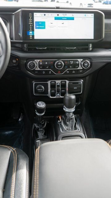Used 2025  Jeep Sahara image 15