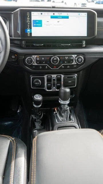 Used 2025 White/off-white Jeep Sahara image 15
