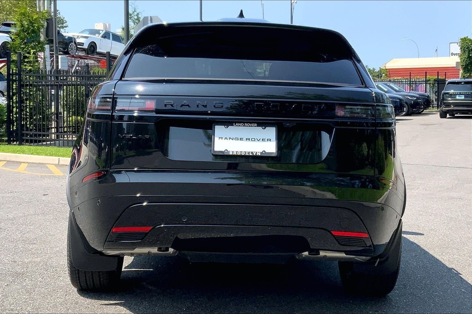 New 2026 Santorini Black Land Rover Dynamic SE image 4