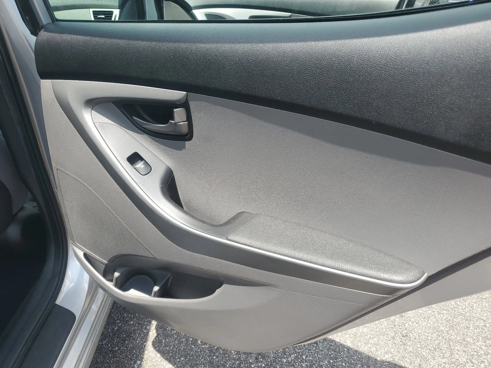 Used 2014 Radiant Silver Hyundai SE image 28