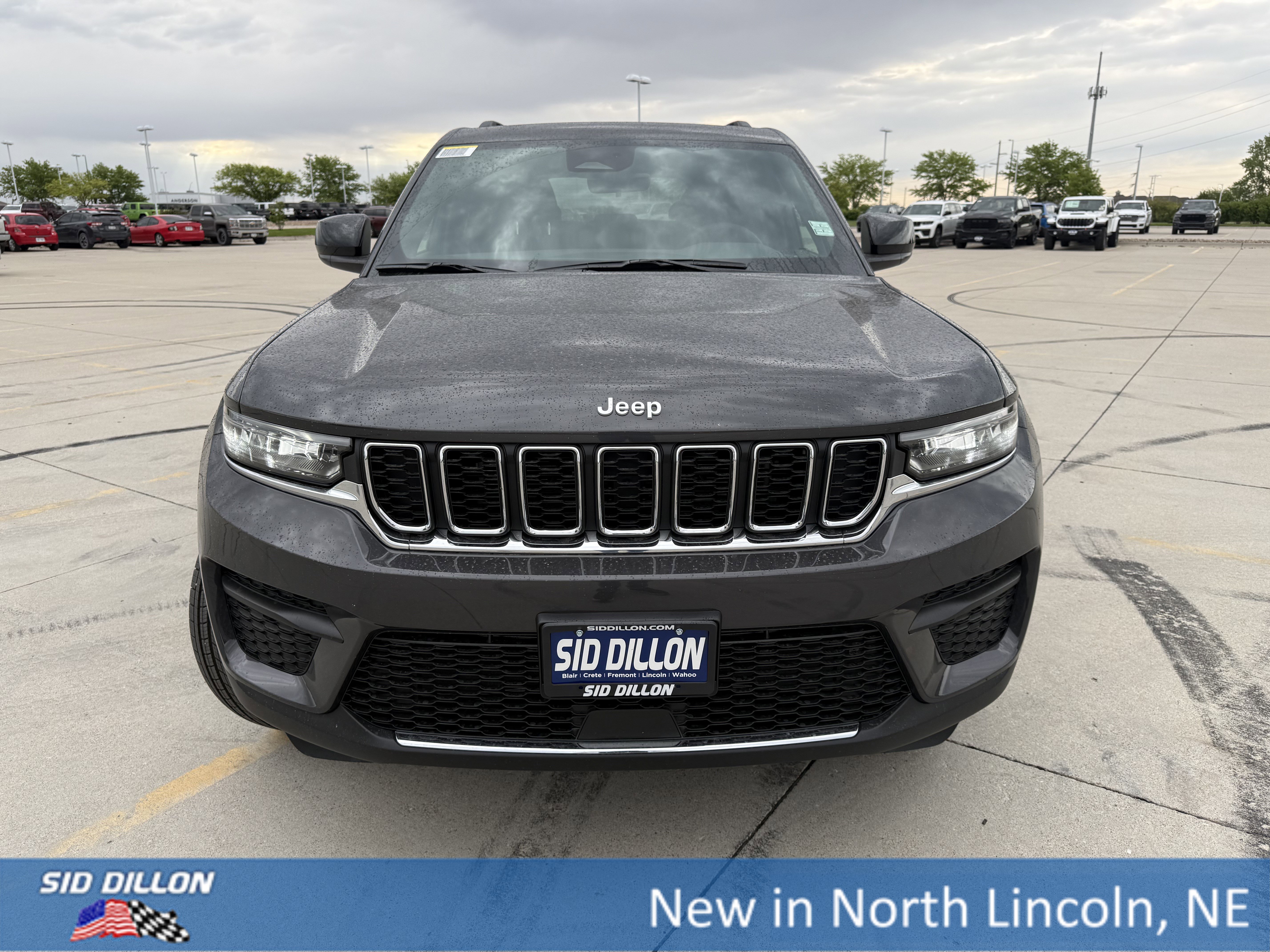 New 2026 Baltic Gray Metallic Clear-Coat Exterior Paint Jeep Laredo image 3