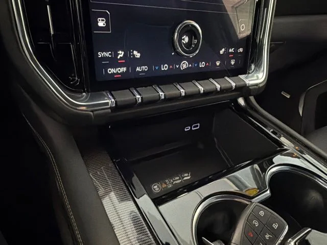 Used 2025 White GMC Elevation image 30