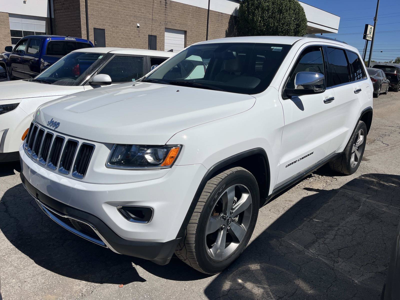 Used 2015 Bright White Clearcoat Jeep Limited image 3