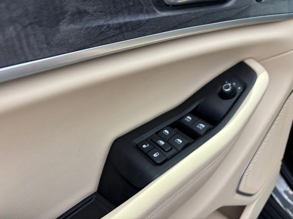 Used 2025 Gray Jeep Limited image 27