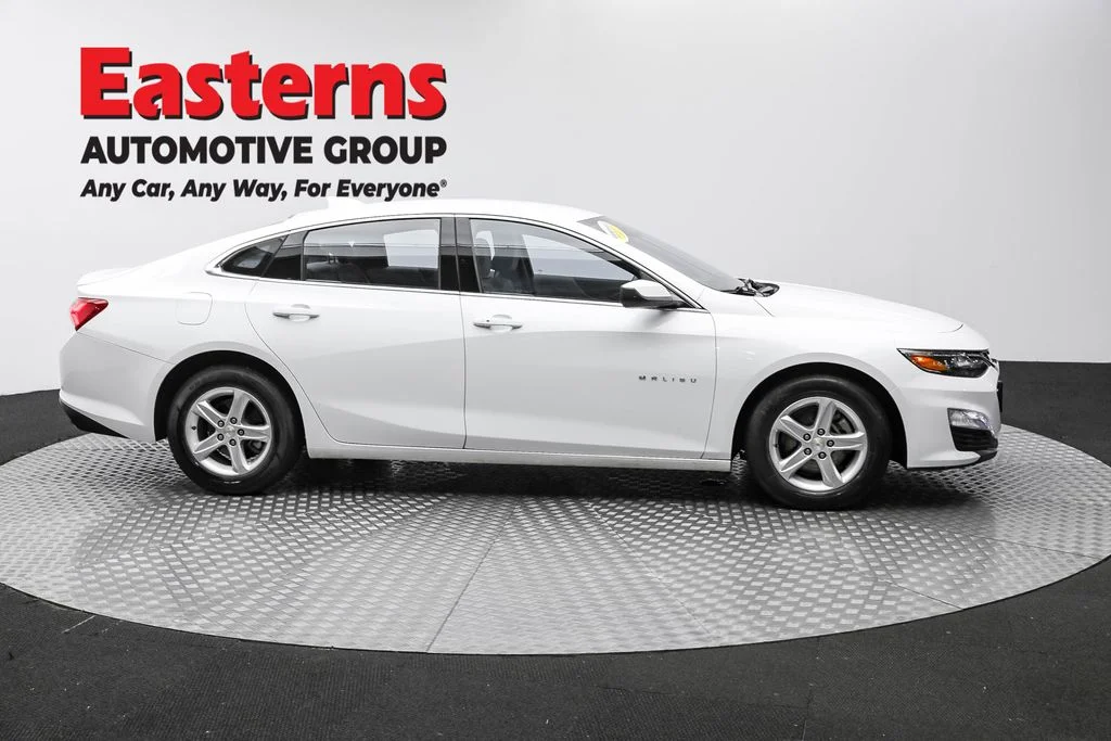 Used 2022 White Chevrolet LT image 4