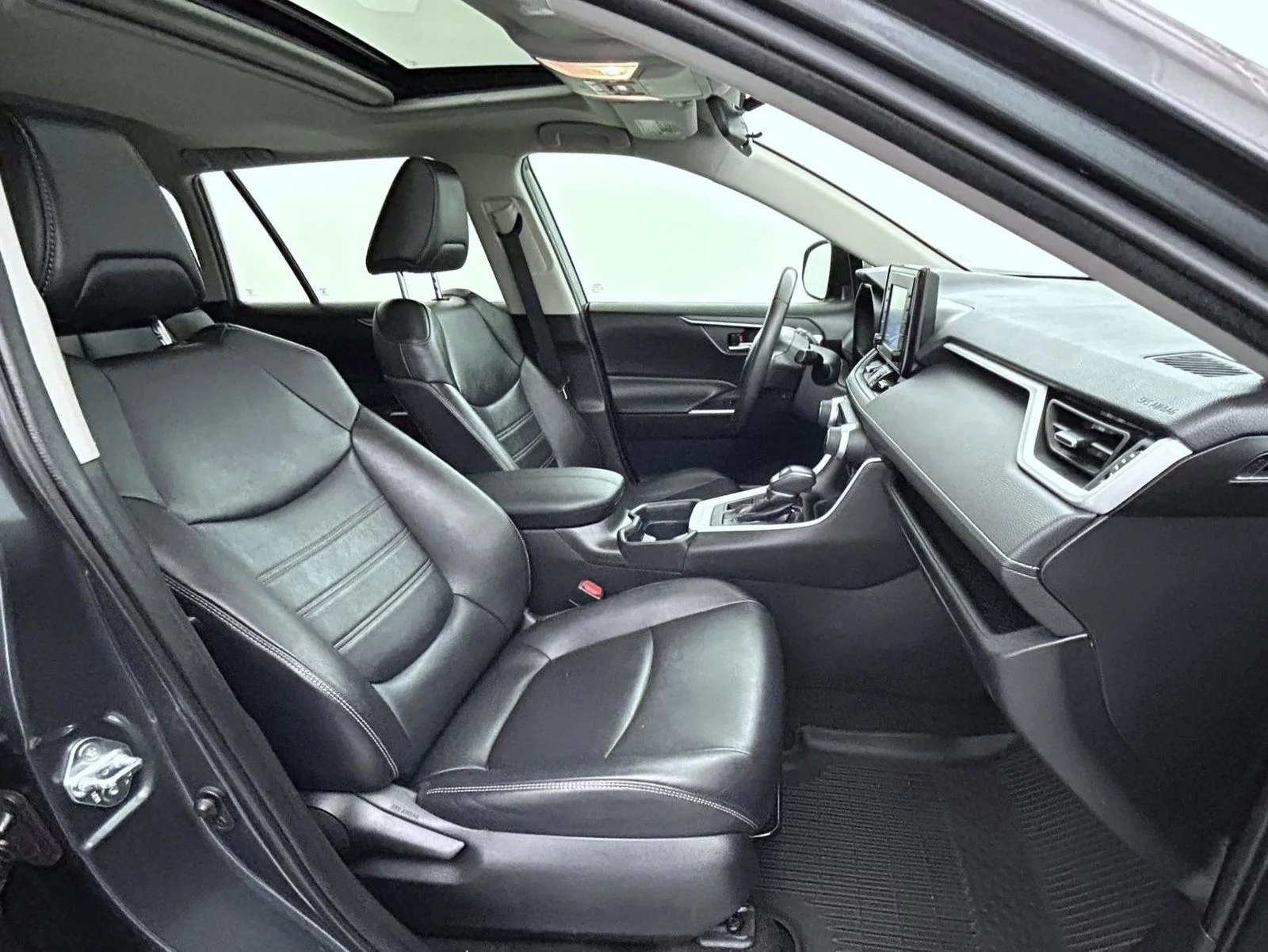 Used 2020 Gray Toyota XLE Premium image 15