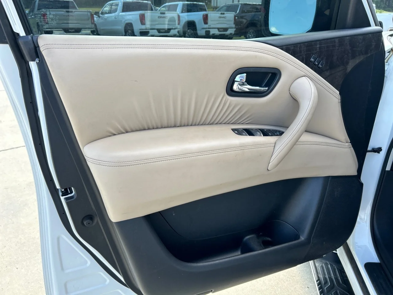 Used 2023 White Nissan Platinum image 10