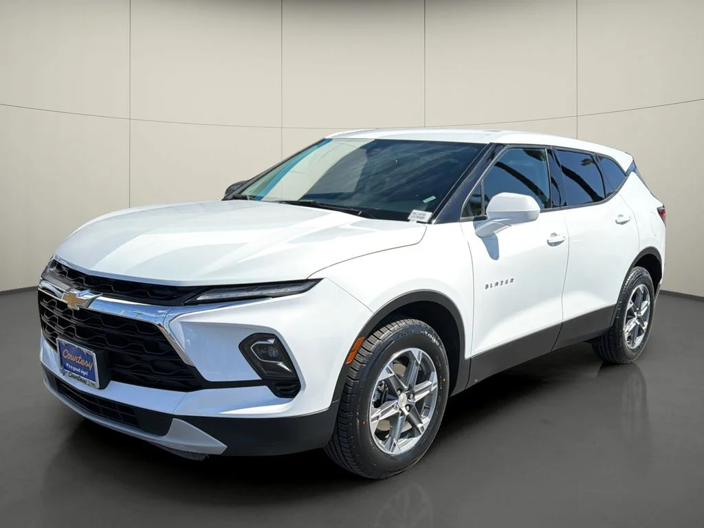 Used 2025 White Chevrolet LT image 3