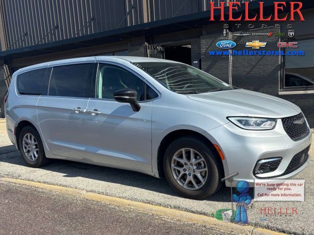 2024 Chrysler Pacifica Touring L's photo