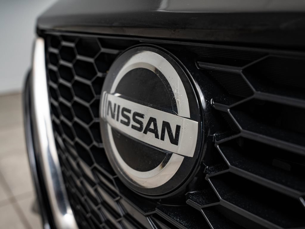 Used 2019 Super Black Nissan 2.5 SR image 3