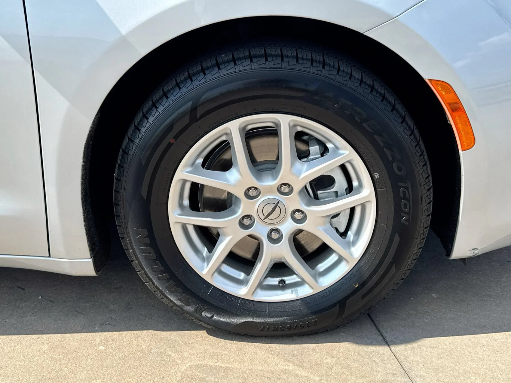 Used 2022 Silver Mist Clearcoat Chrysler LX image 10