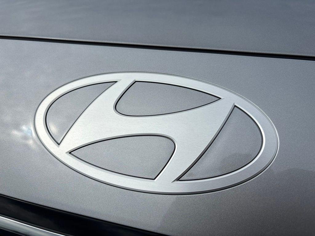 New 2027 Silver Hyundai SEL AWD image 9