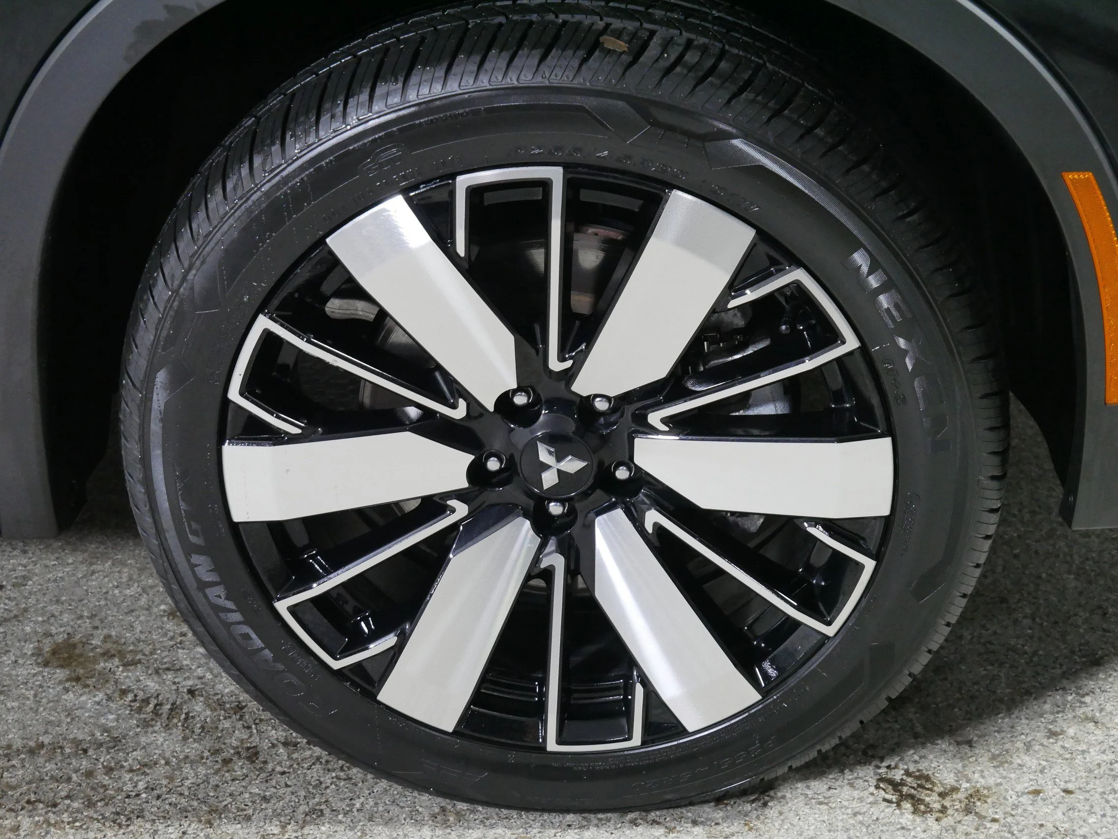Used 2025 Labrador Black Pearl Mitsubishi SE image 15
