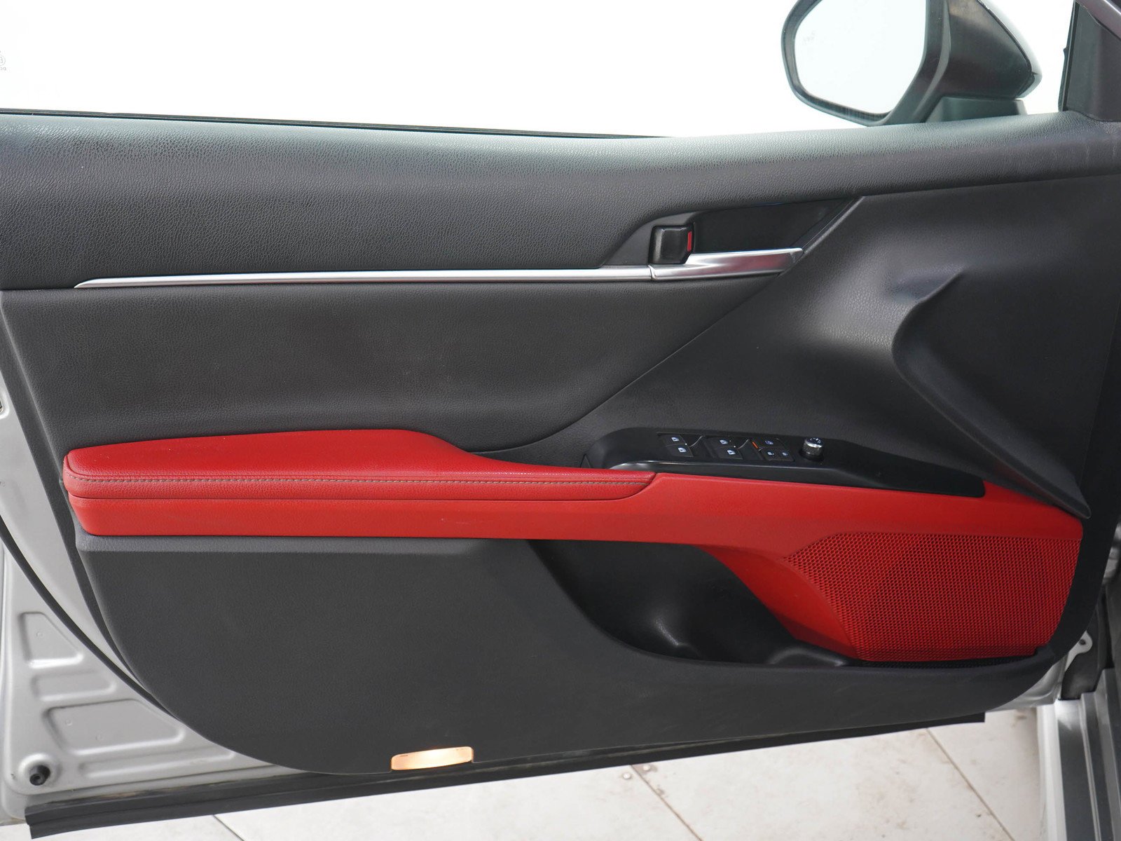 Used 2019 Midnight Black Metallic Toyota Xse image 18