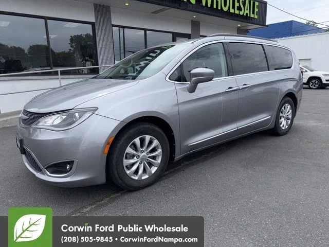 2017 Chrysler Pacifica Touring-L's photo