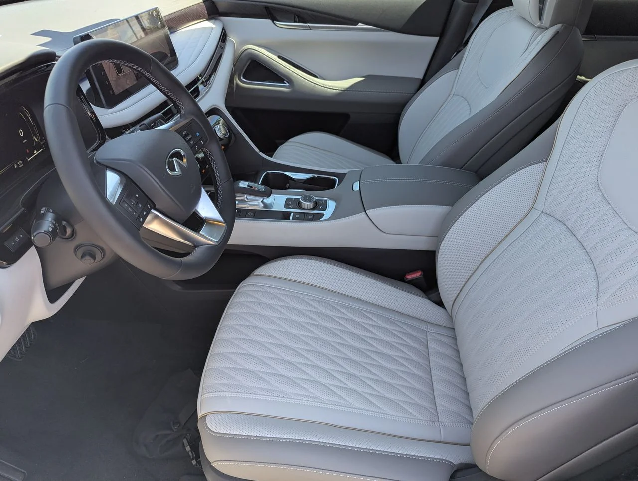 New 2027 2T RAD WHT INFINITI Autograph AWD image 12