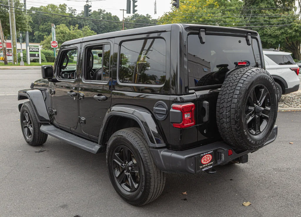 Used 2020 Black Jeep Unlimited Sahara Altitude image 4