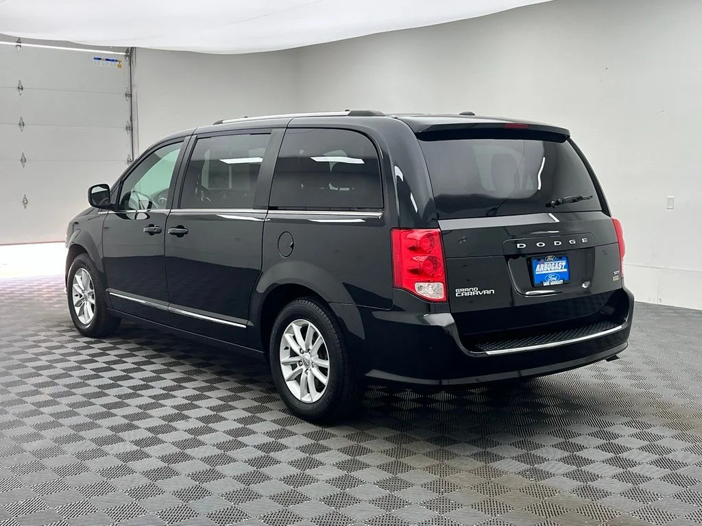 Used 2019 Black Dodge SXT image 11