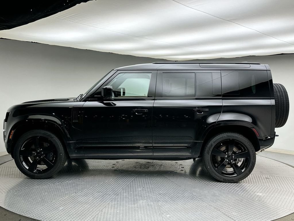 New 2026 Santorini Black Land Rover X-Dynamic SE image 2