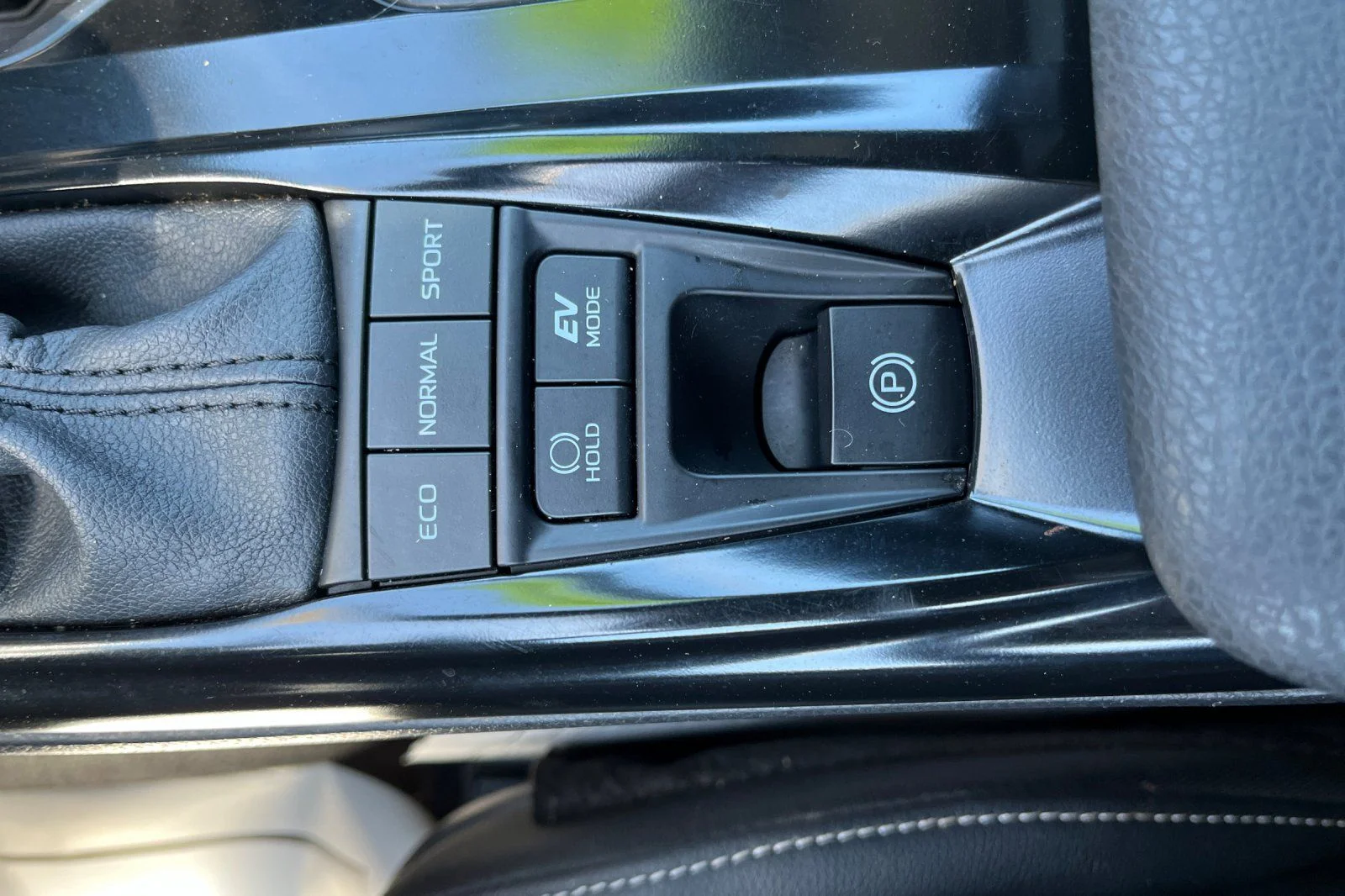 2025 Toyota Camry LE - Photo 38