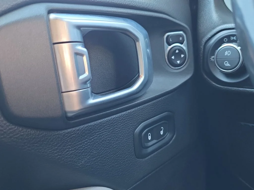 Used 2022 Black Jeep Overland image 11
